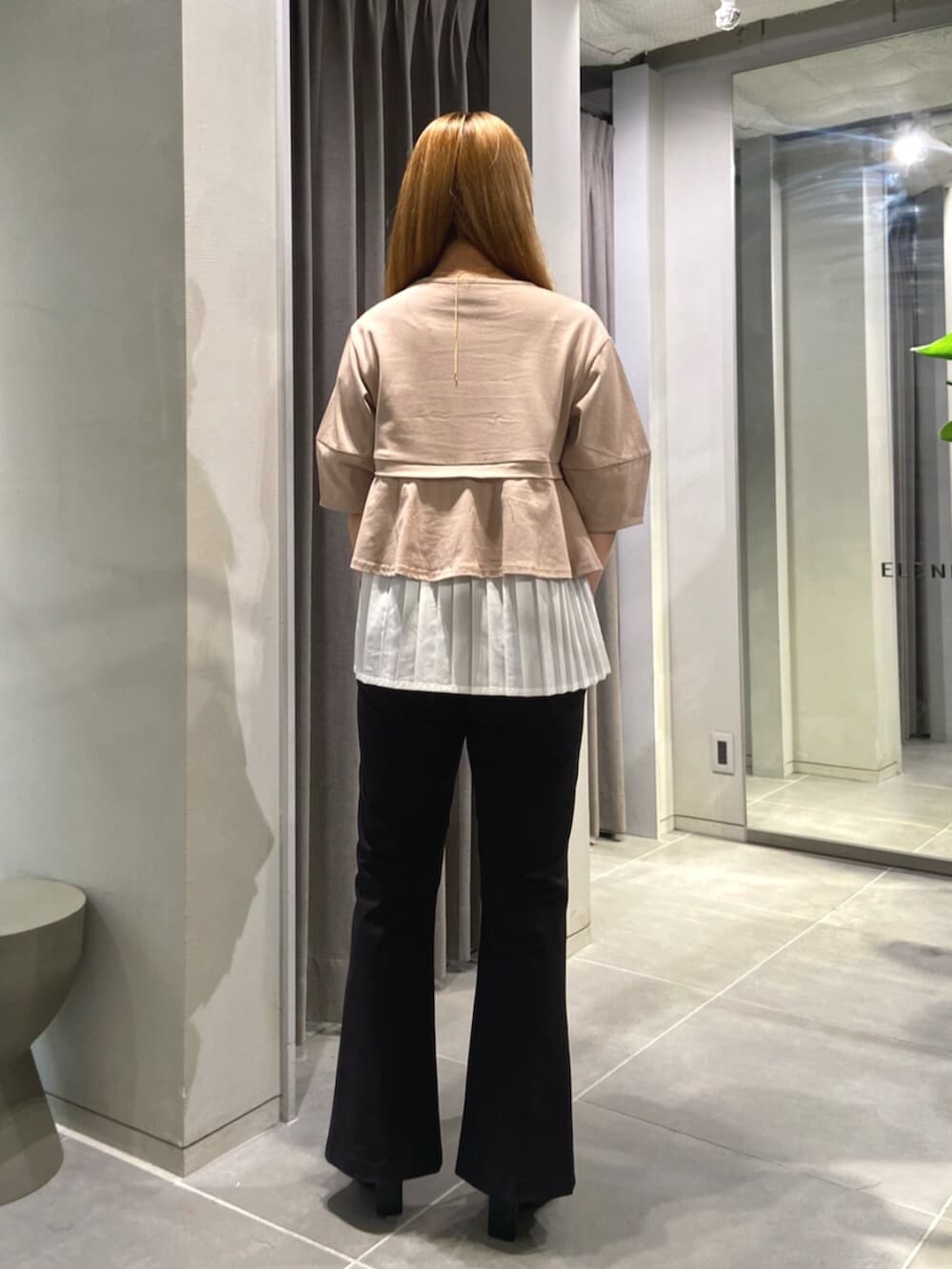 ブラック系のサンダル、ベージュ系のTシャツ/カットソー、ブラック系のその他パンツを着用したレディースの夏コーディネートの3枚目の写真
