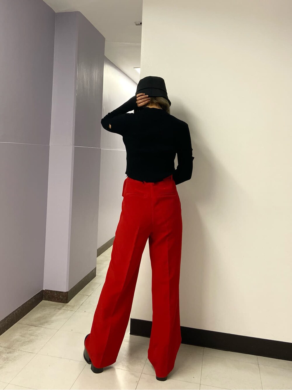 レッド系のその他パンツ、レッド系のその他パンツ、ブラック系のニット/セーターを着用したレディースの秋コーディネートの4枚目の写真