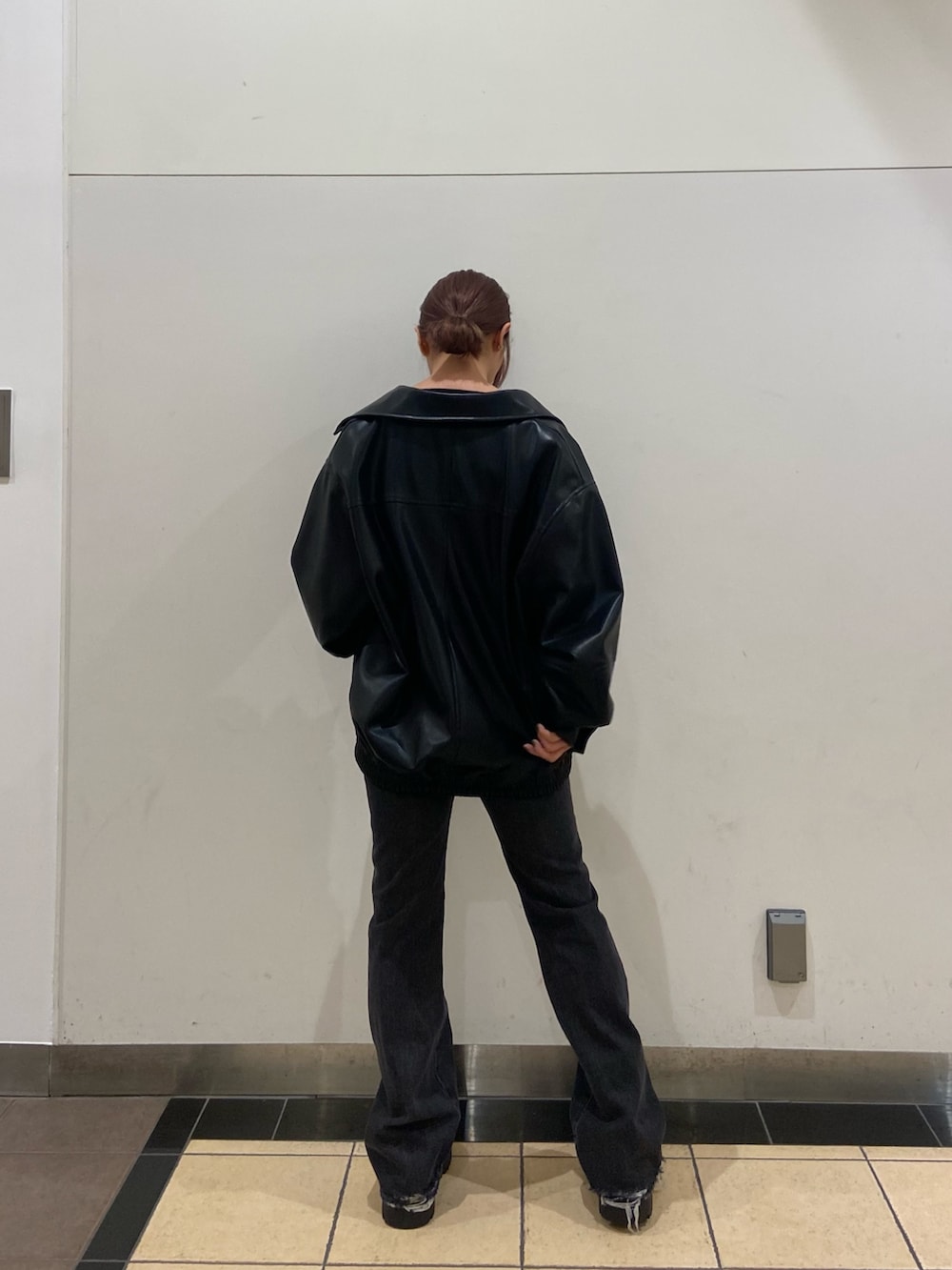 ブラック系のブルゾン、ブラック系のニット/セーター、ブラック系のブーツを着用したレディースの冬コーディネートの4枚目の写真