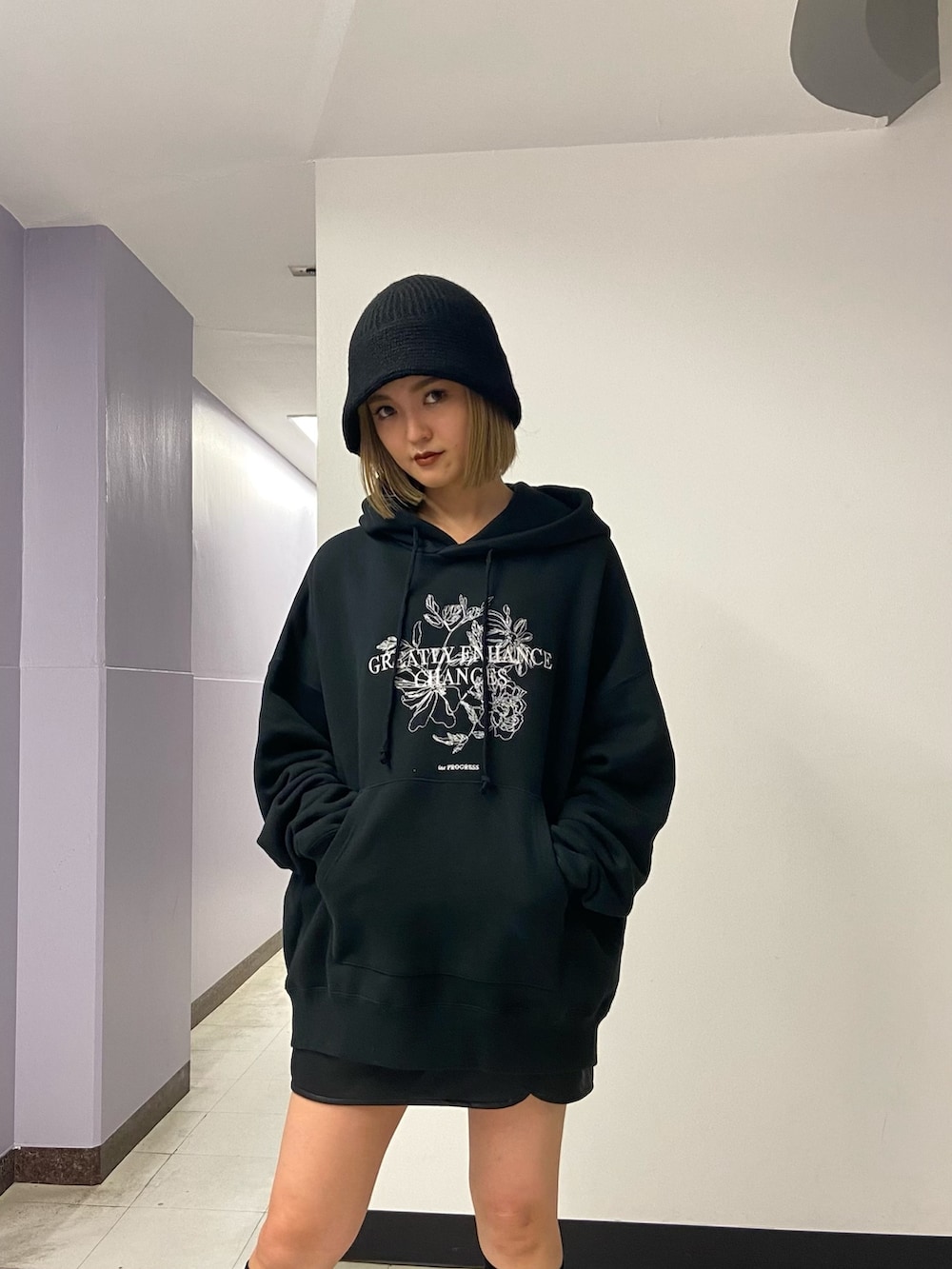 ブラック系のパーカー、その他のスカート、ブラック系のブーツを着用したレディースの秋コーディネートの5枚目の写真