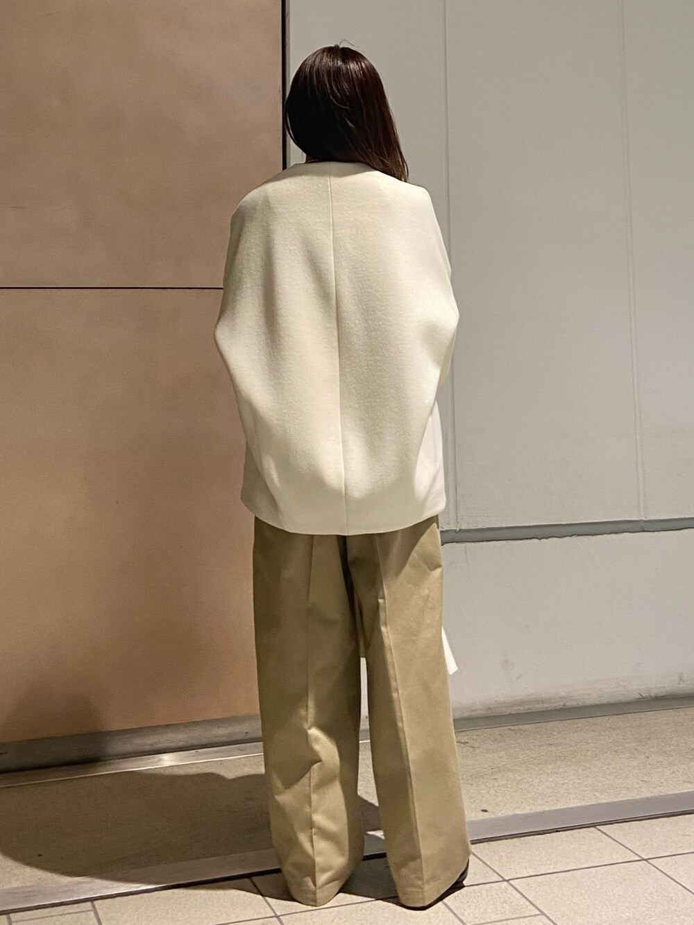 ホワイト系のノーカラージャケット、ホワイト系のTシャツ/カットソー、ベージュ系のその他パンツを着用したレディースの冬コーディネートの3枚目の写真
