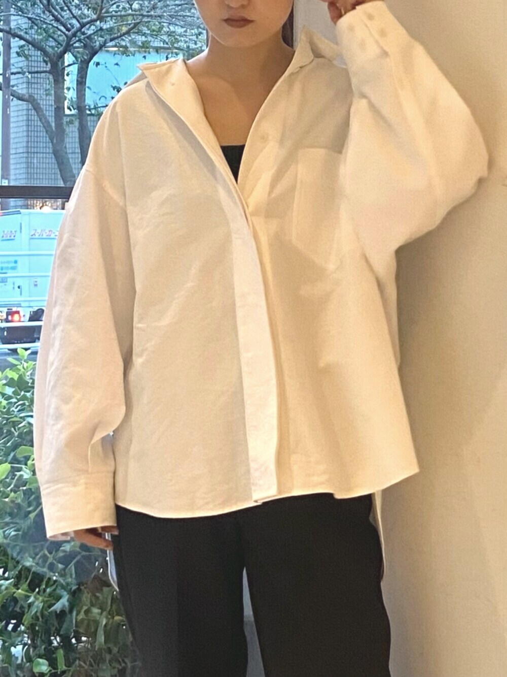 ホワイト系のシャツ/ブラウス、シルバー系のスニーカーを着用したレディースの冬コーディネートの4枚目の写真