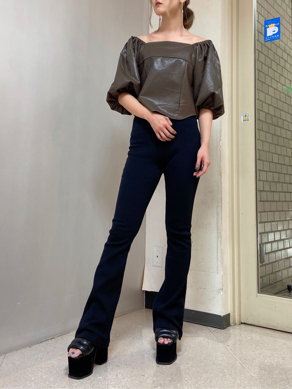 ブラック系のその他パンツ、ブラウン系のTシャツ/カットソーを着用したレディースの秋コーディネートの5枚目の写真