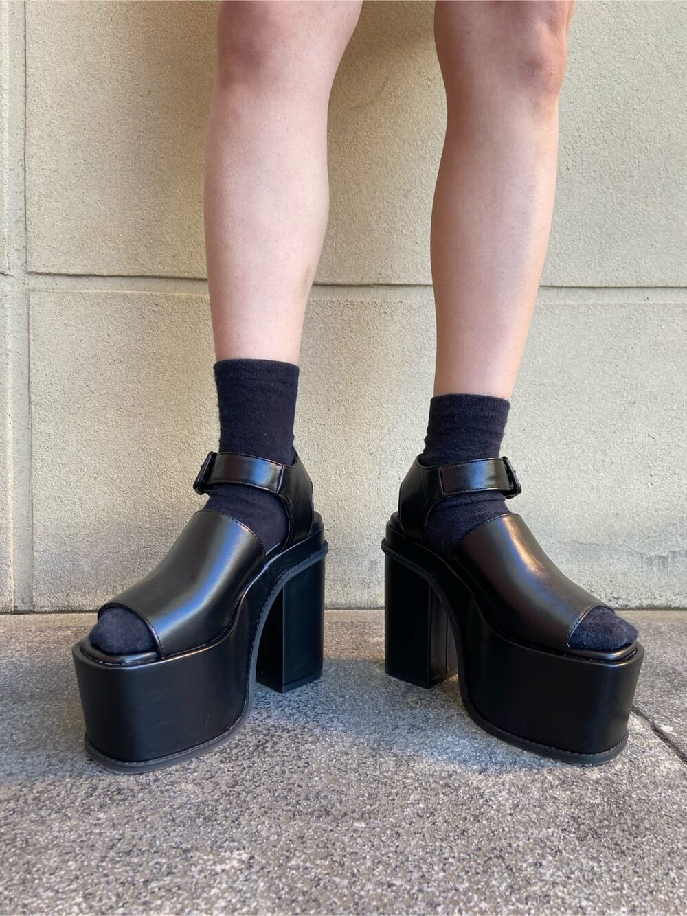 ホワイト系のシャツ/ブラウス、ブラック系のベスト、ブラック系のサンダルを着用したレディースの春コーディネートの7枚目の写真