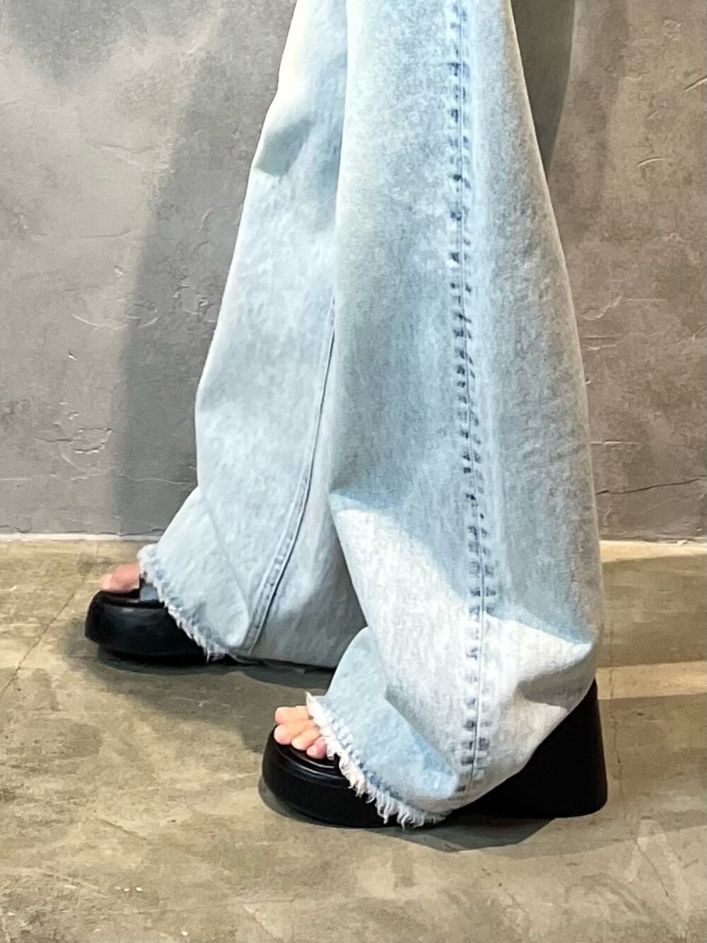 ブラック系のサンダル、ブラック系のニット/セーター、ホワイト系のキャミソールを着用したレディースの春コーディネートの7枚目の写真