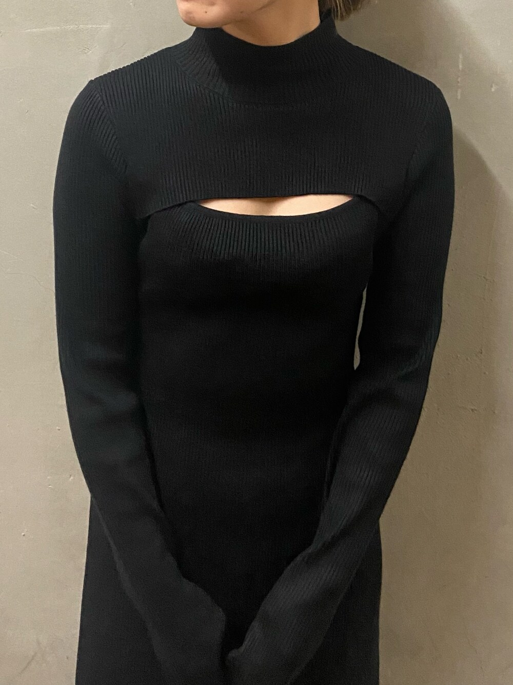 ブラック系のワンピース、ブラック系のブーツを着用したレディースの冬コーディネートの5枚目の写真