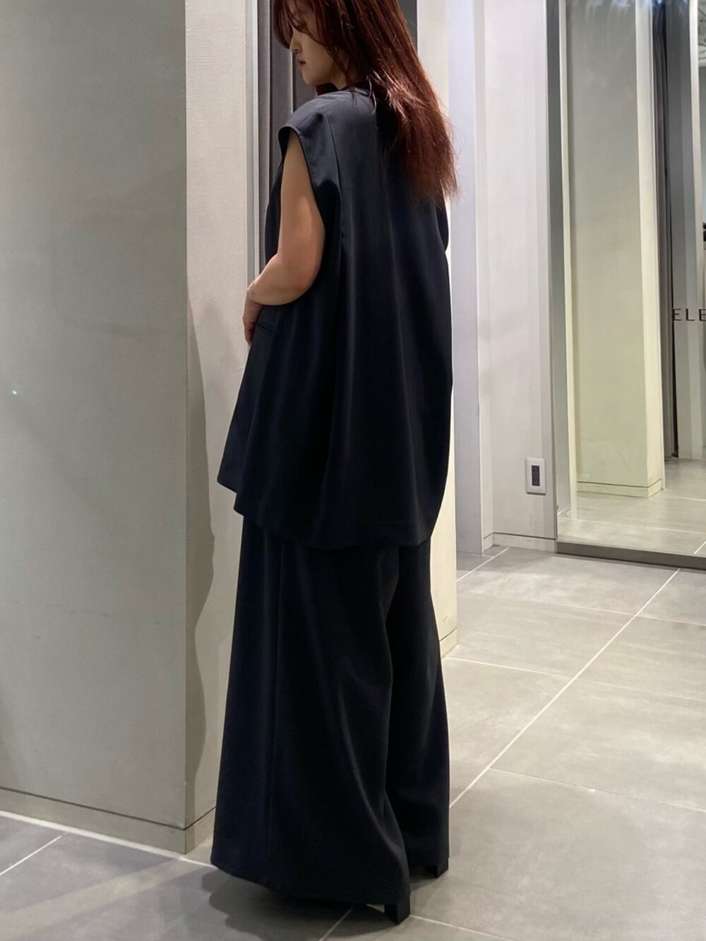 グレー系のテーラードジャケット、グレー系のつなぎ/オールインワン、ブラック系のサンダルを着用したレディースの夏コーディネートの2枚目の写真