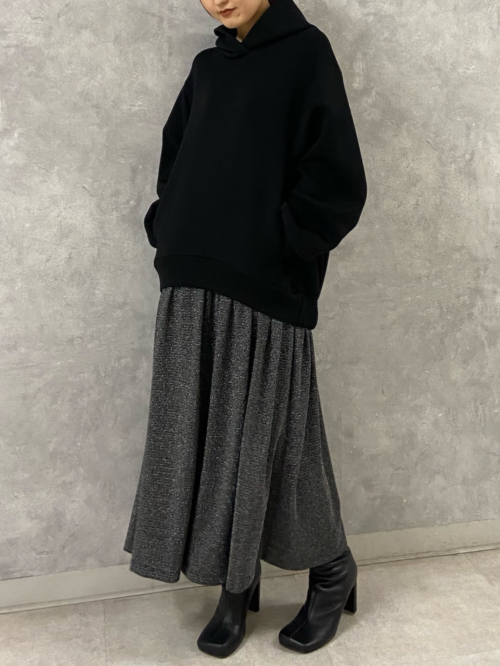 ブラック系のワンピース、ブラック系のブーツを着用したレディースの秋コーディネートの2枚目の写真