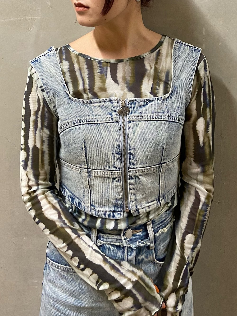 その他のTシャツ/カットソー、ブルー系のキャミソール、ブルー系のデニムパンツを着用したレディースの春コーディネートの3枚目の写真