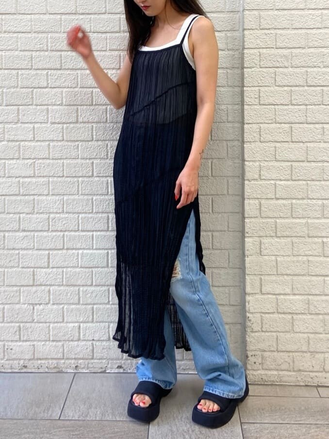 ホワイト系のタンクトップ、ブルー系のデニムパンツ、ブラック系のワンピースを着用したレディースの夏コーディネートの2枚目の写真