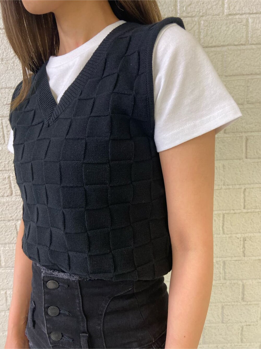 ブラック系のサンダル、ブラック系のタンクトップ、ホワイト系のTシャツ/カットソーを着用したレディースの春コーディネートの5枚目の写真