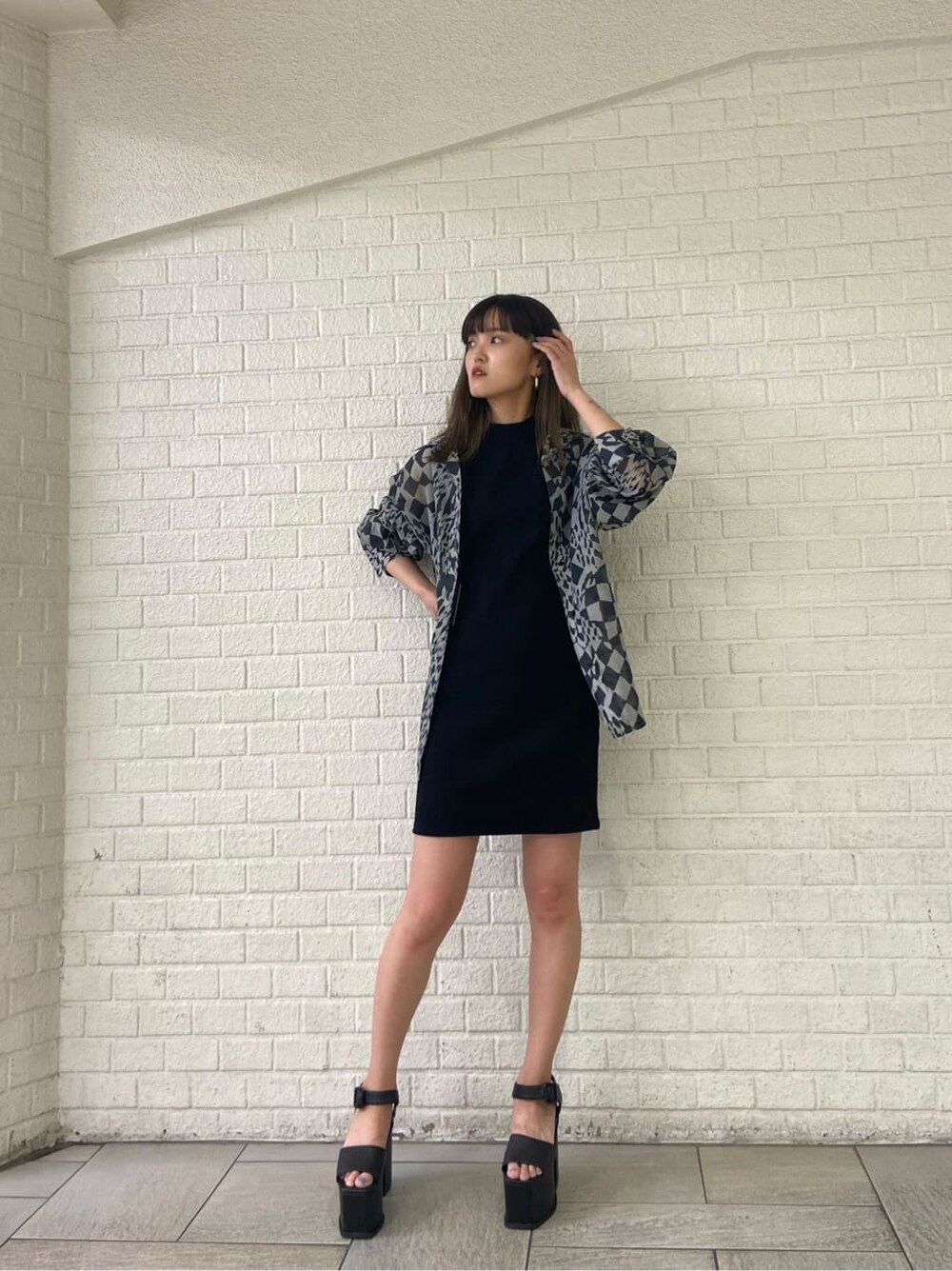 ブラック系のサンダル、その他のシャツ/ブラウス、ブラック系のワンピースを着用したレディースの春コーディネートの6枚目の写真