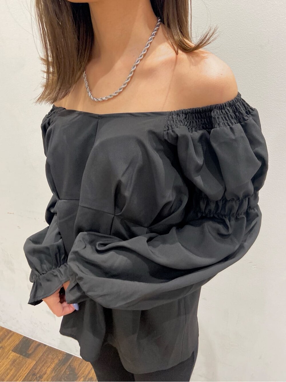 ブラック系のサンダル、ブラック系のその他パンツ、ブラック系のシャツ/ブラウスを着用したレディースの春コーディネートの4枚目の写真