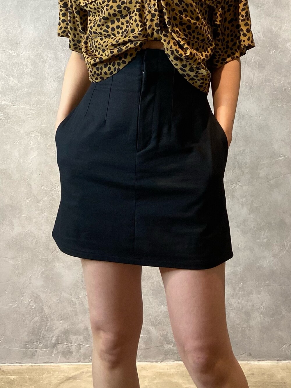 その他のシャツ/ブラウス、ブラック系のサンダル、ブラック系のスカートを着用したレディースの春コーディネートの5枚目の写真