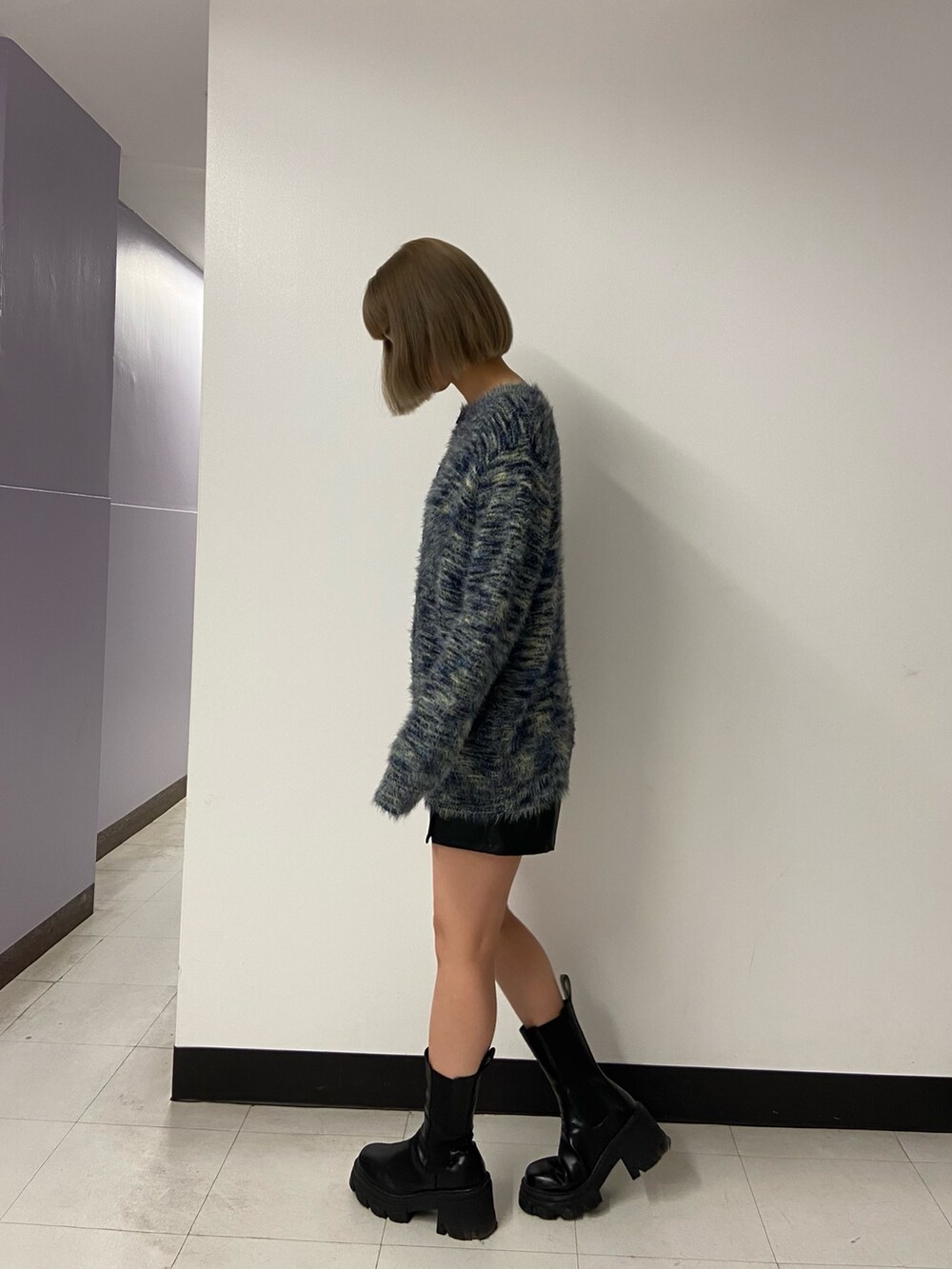 その他のカーディガン/ボレロ、その他のその他パンツ、ブラック系のブーツを着用したレディースの秋コーディネートの3枚目の写真