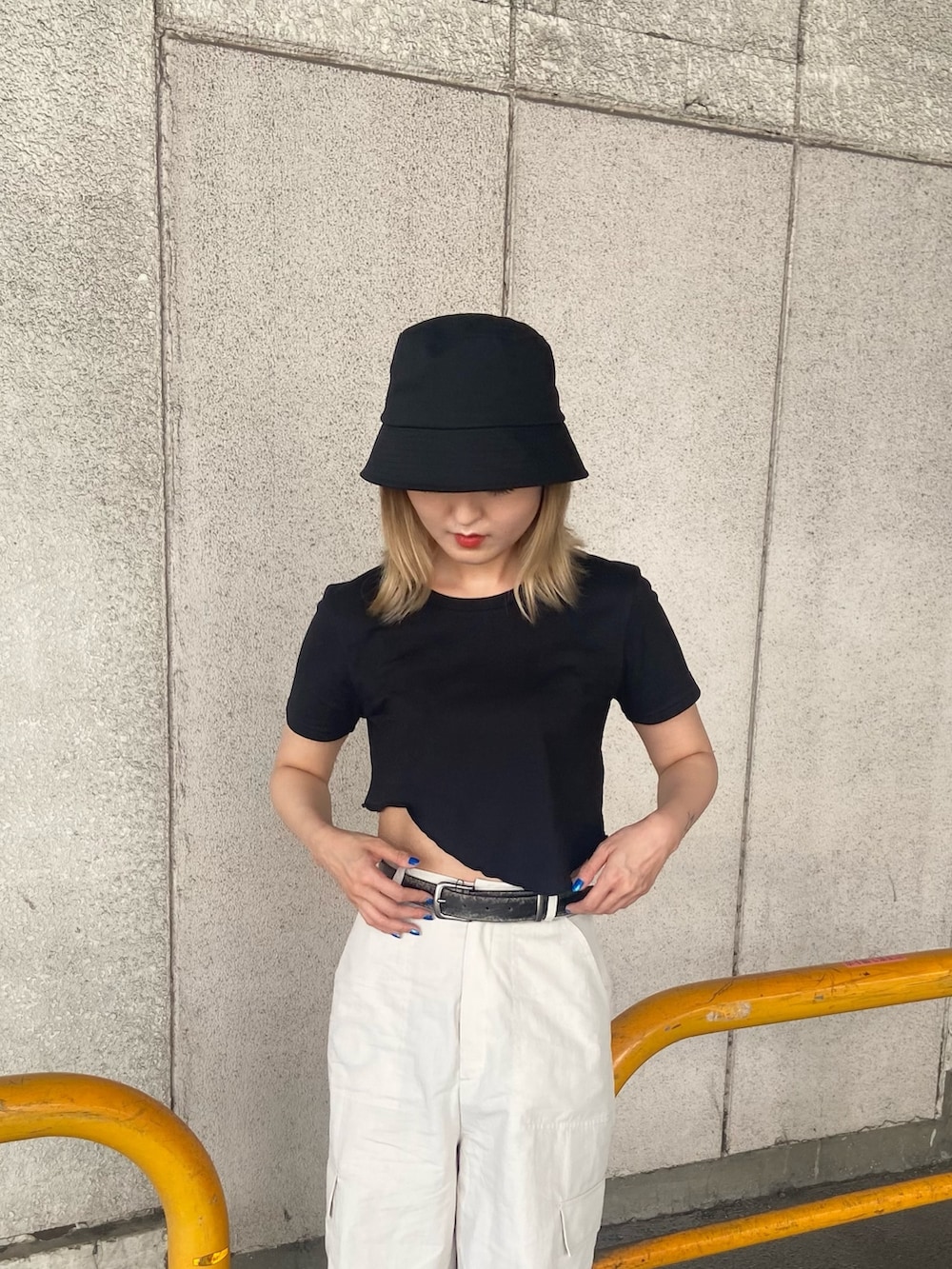 ブラック系のTシャツ/カットソー、ホワイト系のカーゴパンツ、ブラック系のサンダルを着用したレディースの夏コーディネートの5枚目の写真
