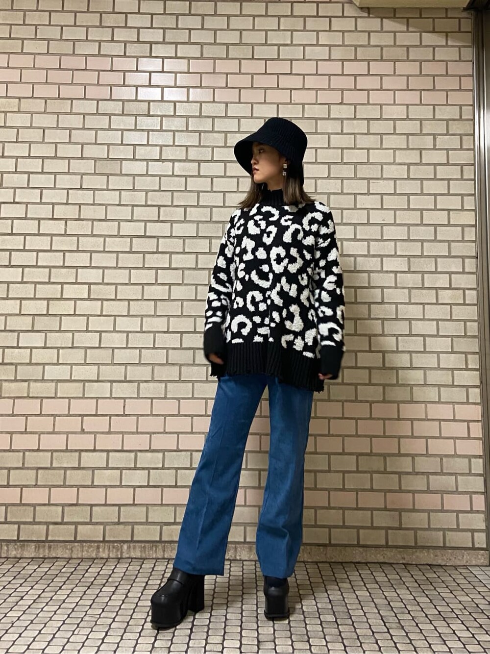 ブルー系のその他パンツ、ブラック系のニット/セーター、ブラック系のローファーを着用したレディースの冬コーディネートの6枚目の写真