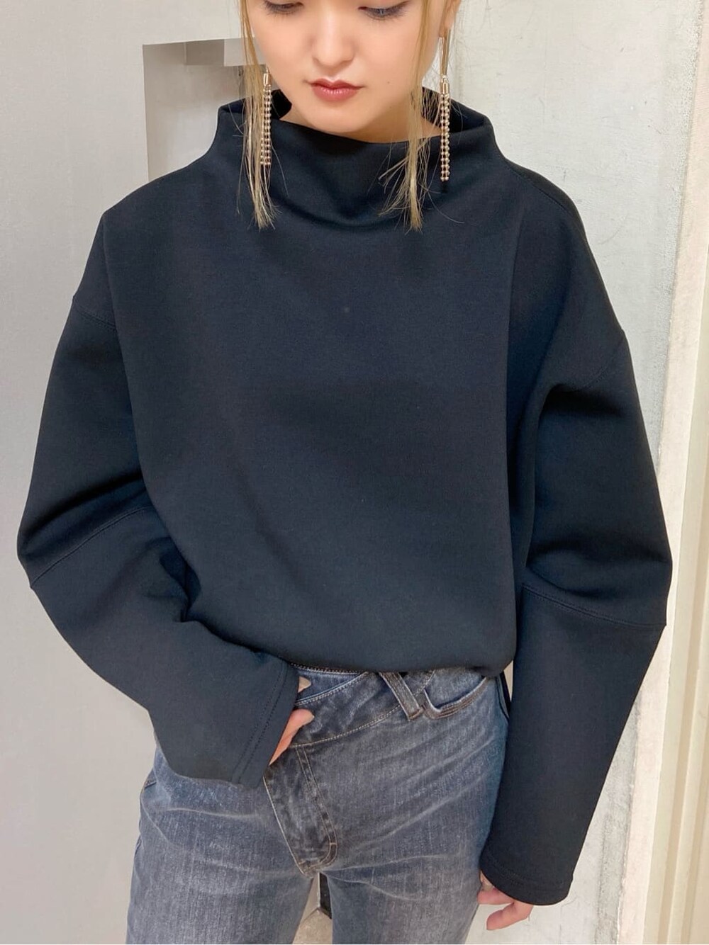 ブラック系のローファー、グレー系のデニムパンツ、ブラック系のTシャツ/カットソーを着用したレディースの秋コーディネートの2枚目の写真