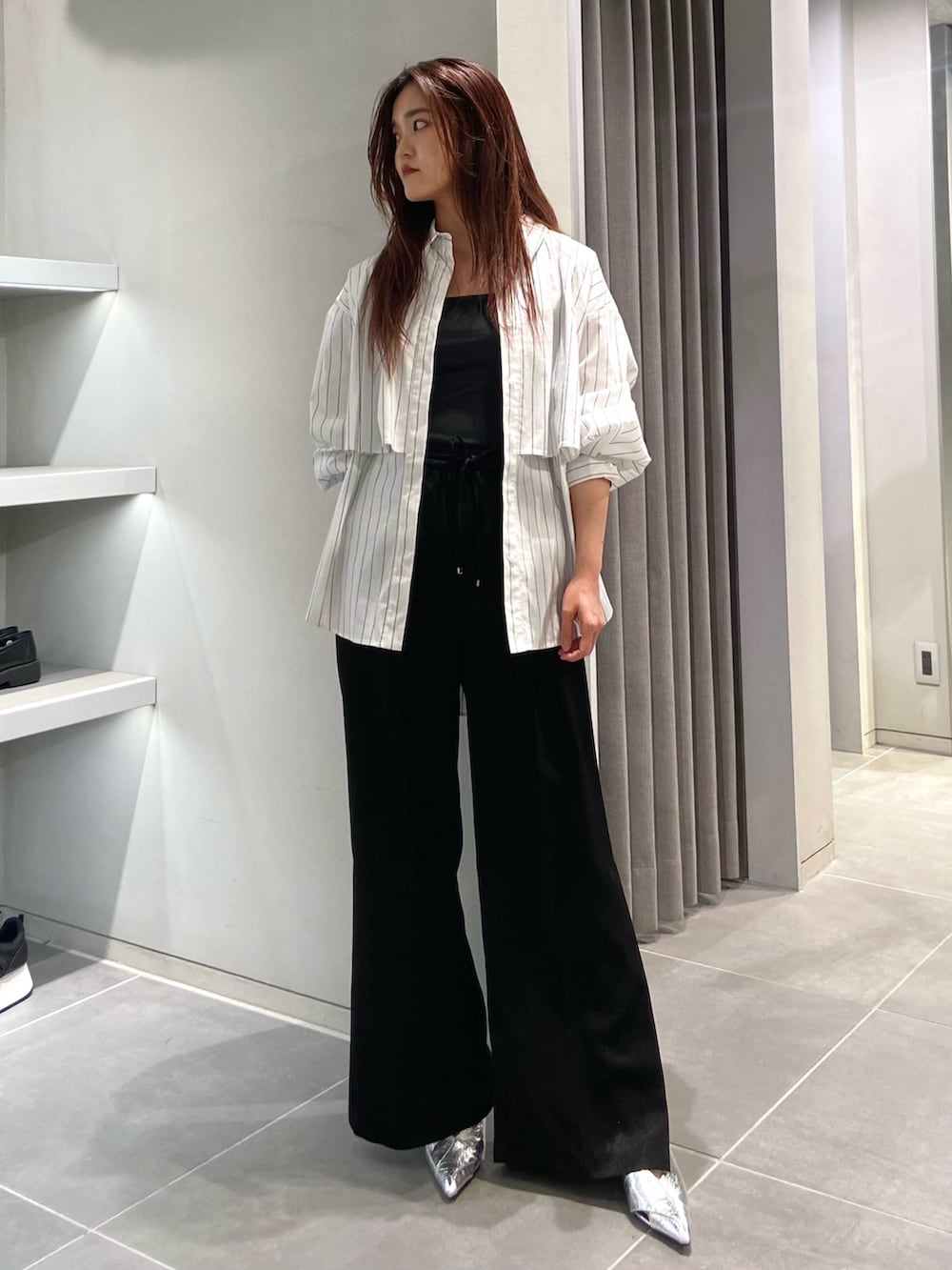 ホワイト系のシャツ/ブラウス、ブラック系のキャミソール、ブラック系のその他パンツを着用したレディースの春コーディネートの2枚目の写真