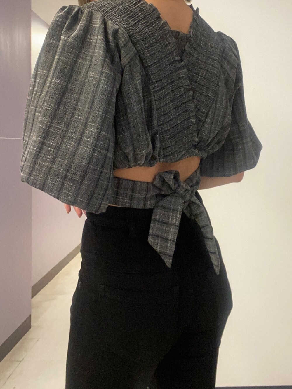 ブラック系のTシャツ/カットソー、ブラック系のデニムパンツ、ブラック系のサンダルを着用したレディースの春コーディネートの6枚目の写真