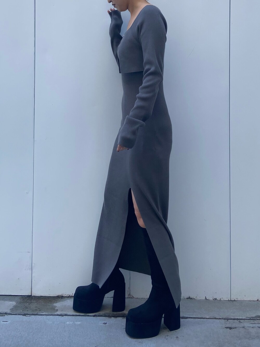 ブラック系のブーツ、ブラック系のブーツを着用したレディースの冬コーディネートの2枚目の写真