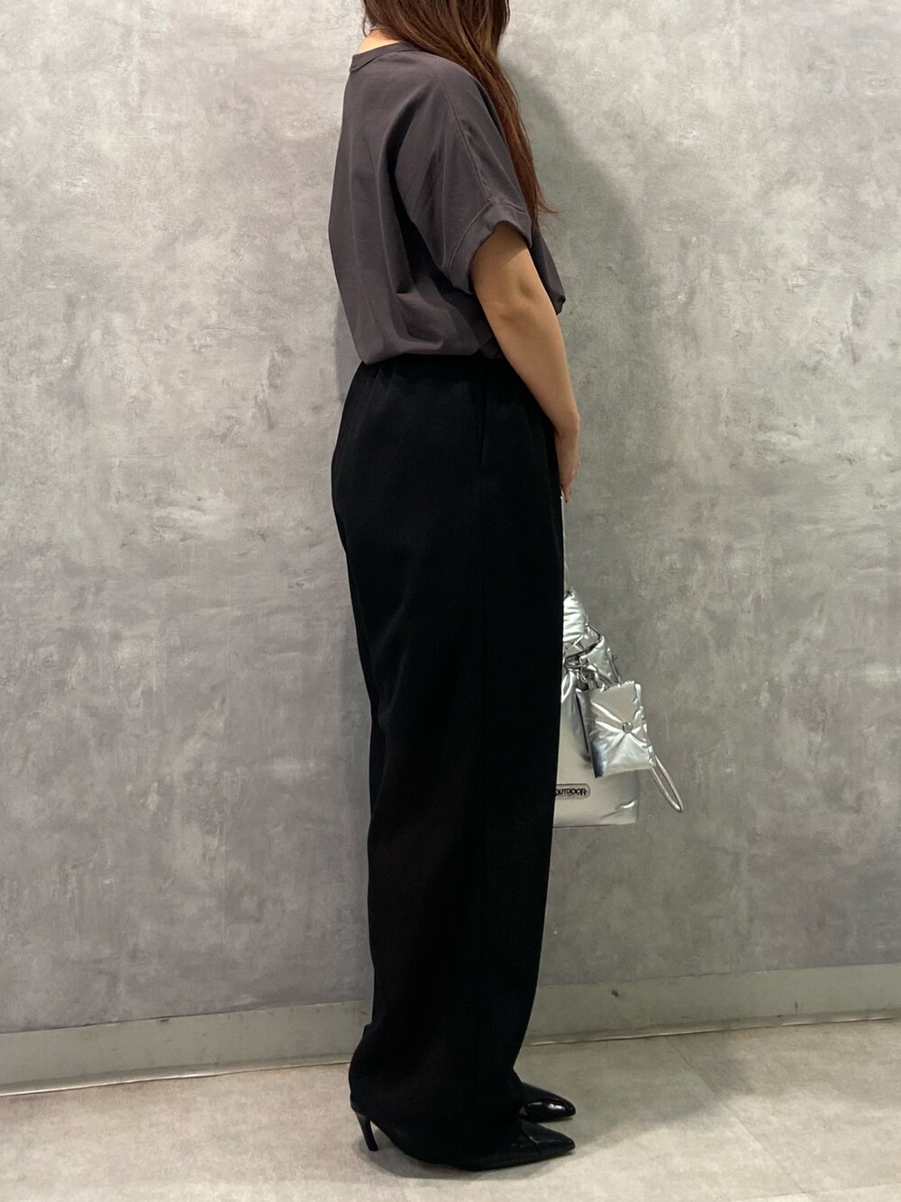 グレー系のTシャツ/カットソー、ブラック系のその他パンツ、ブラック系のパンプスを着用したレディースの春コーディネートの2枚目の写真