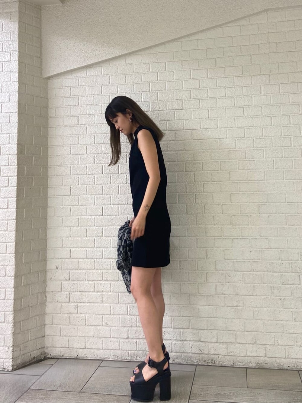 ブラック系のサンダル、その他のシャツ/ブラウス、ブラック系のワンピースを着用したレディースの春コーディネートの3枚目の写真