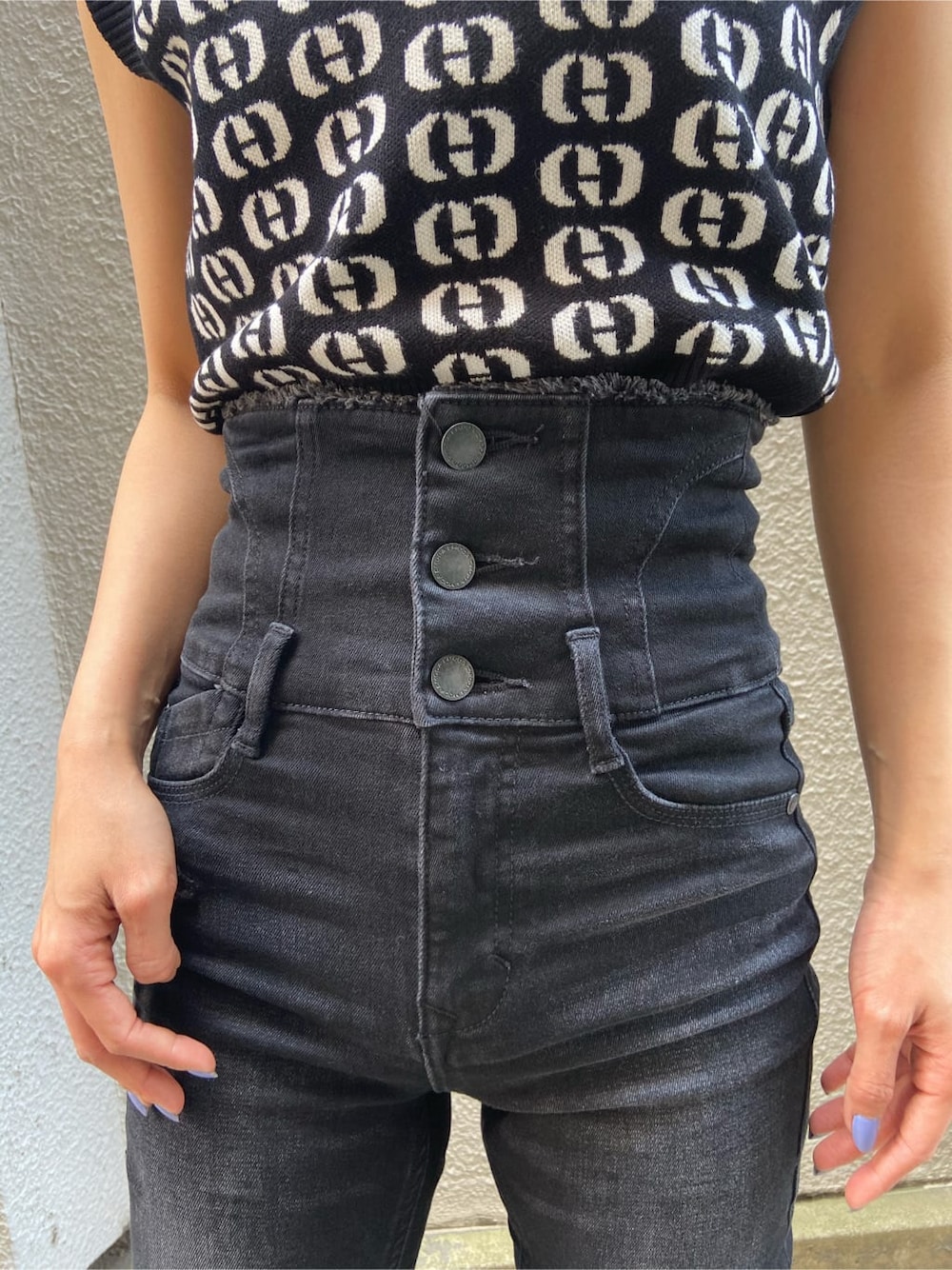 ブラック系のサンダル、その他のタンクトップ、ブラック系のデニムパンツを着用したレディースの春コーディネートの5枚目の写真