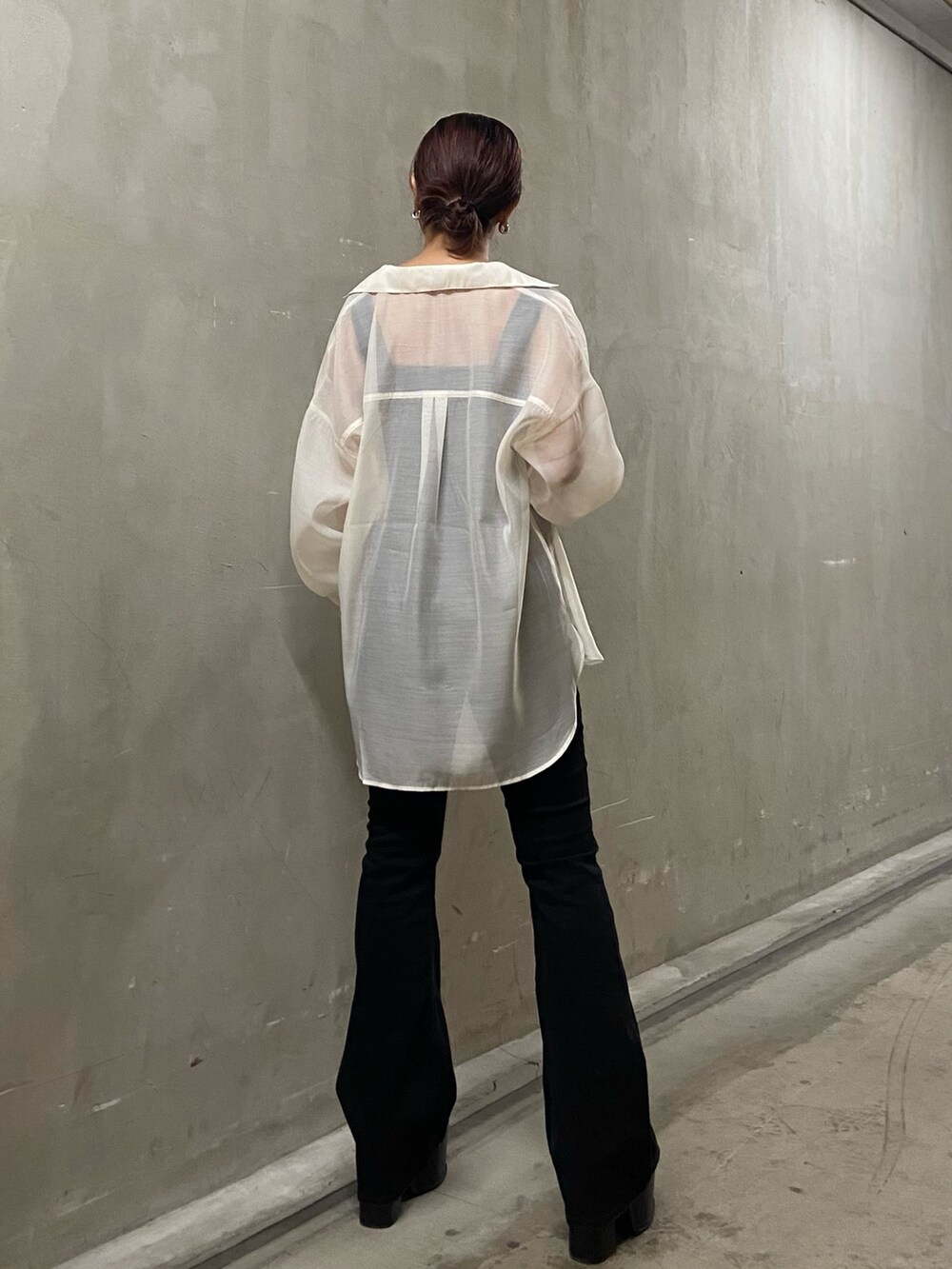 ホワイト系のシャツ/ブラウス、ブラック系のサロペット/オーバーオール、ブラック系のサンダルを着用したレディースの春コーディネートの3枚目の写真