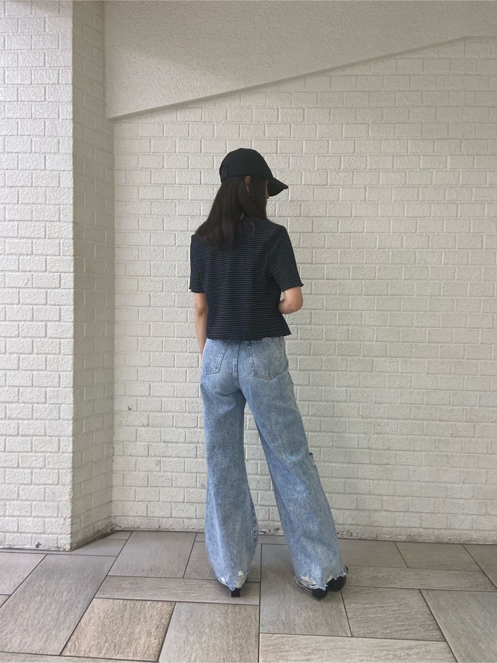 ブラック系のサンダル、ブルー系のデニムパンツ、その他のアンサンブルを着用したレディースの夏コーディネートの5枚目の写真