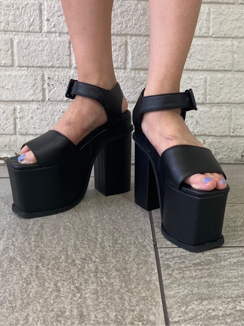 ブラック系のキャミソール、ブラック系のサンダル、オレンジ系のその他パンツを着用したレディースの春コーディネートの8枚目の写真