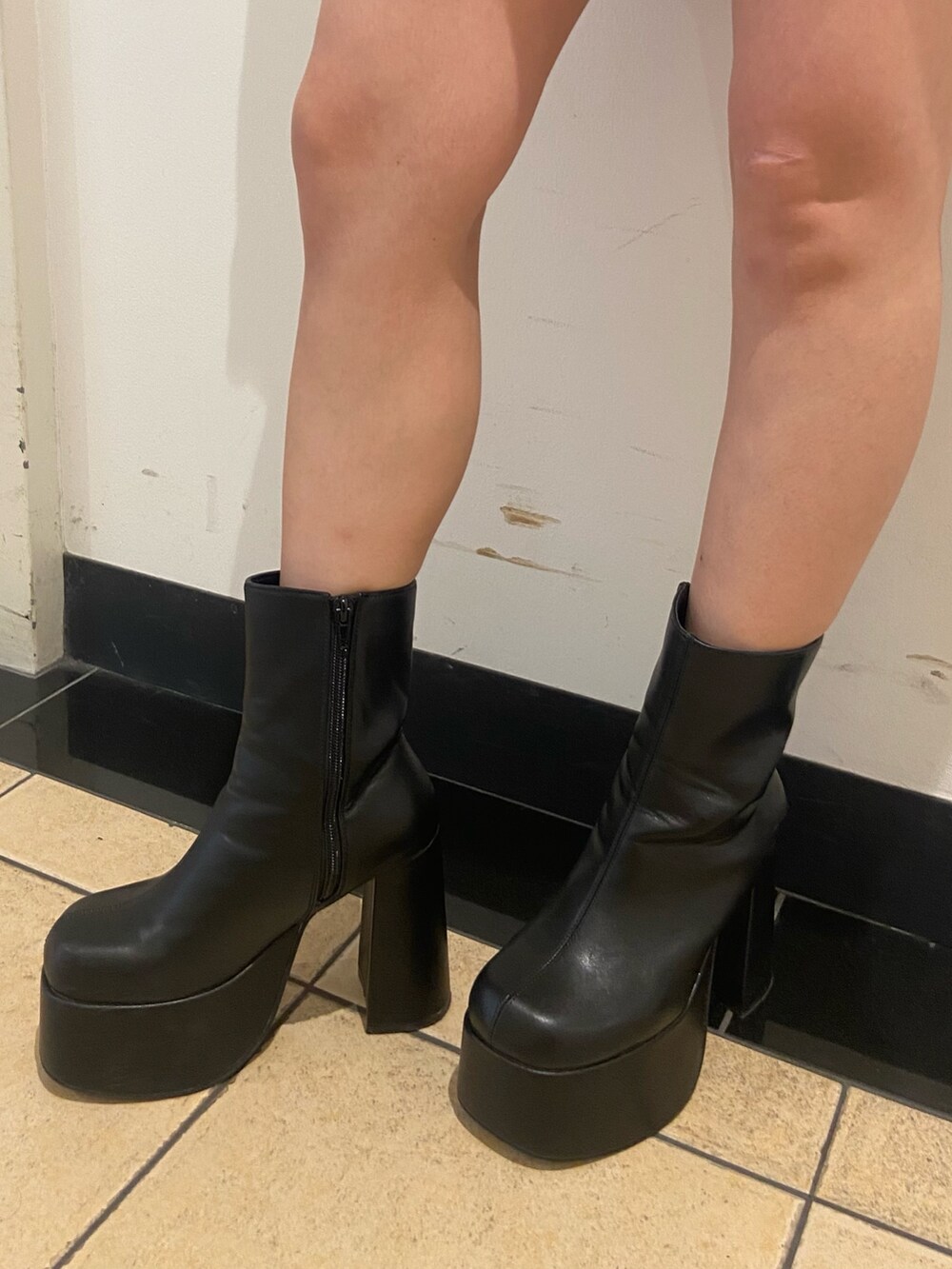 グレー系のワンピース、ブラック系のブーツ、ブラック系のニットキャップ/ビーニーを着用したレディースの秋コーディネートの6枚目の写真