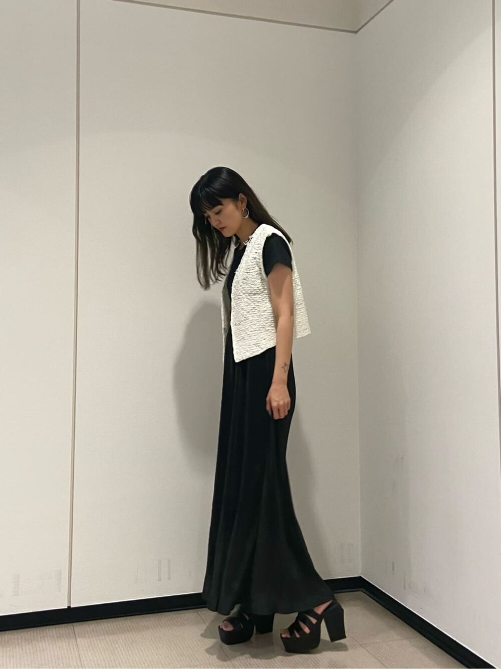 ブラック系のTシャツ/カットソー、ブラック系のサンダル、ブラック系のスカートを着用したレディースの夏コーディネートの2枚目の写真