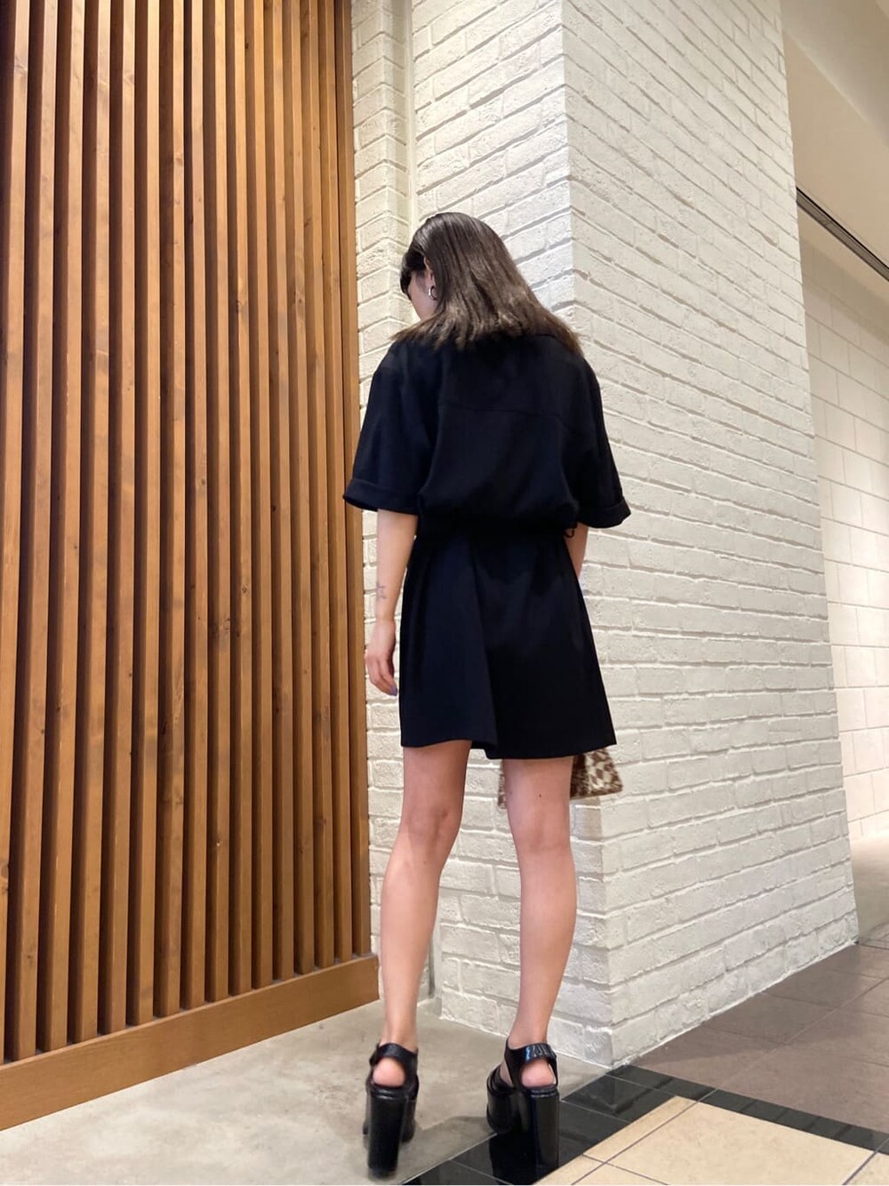 その他のハンドバッグ、ブラック系のワンピース、ブラック系のサンダルを着用したレディースの春コーディネートの3枚目の写真