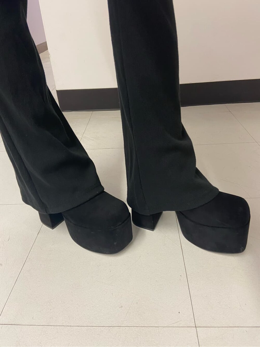 ブラック系のブーツ、ブラック系のブルゾン、ブルー系のニット/セーターを着用したレディースの秋コーディネートの9枚目の写真