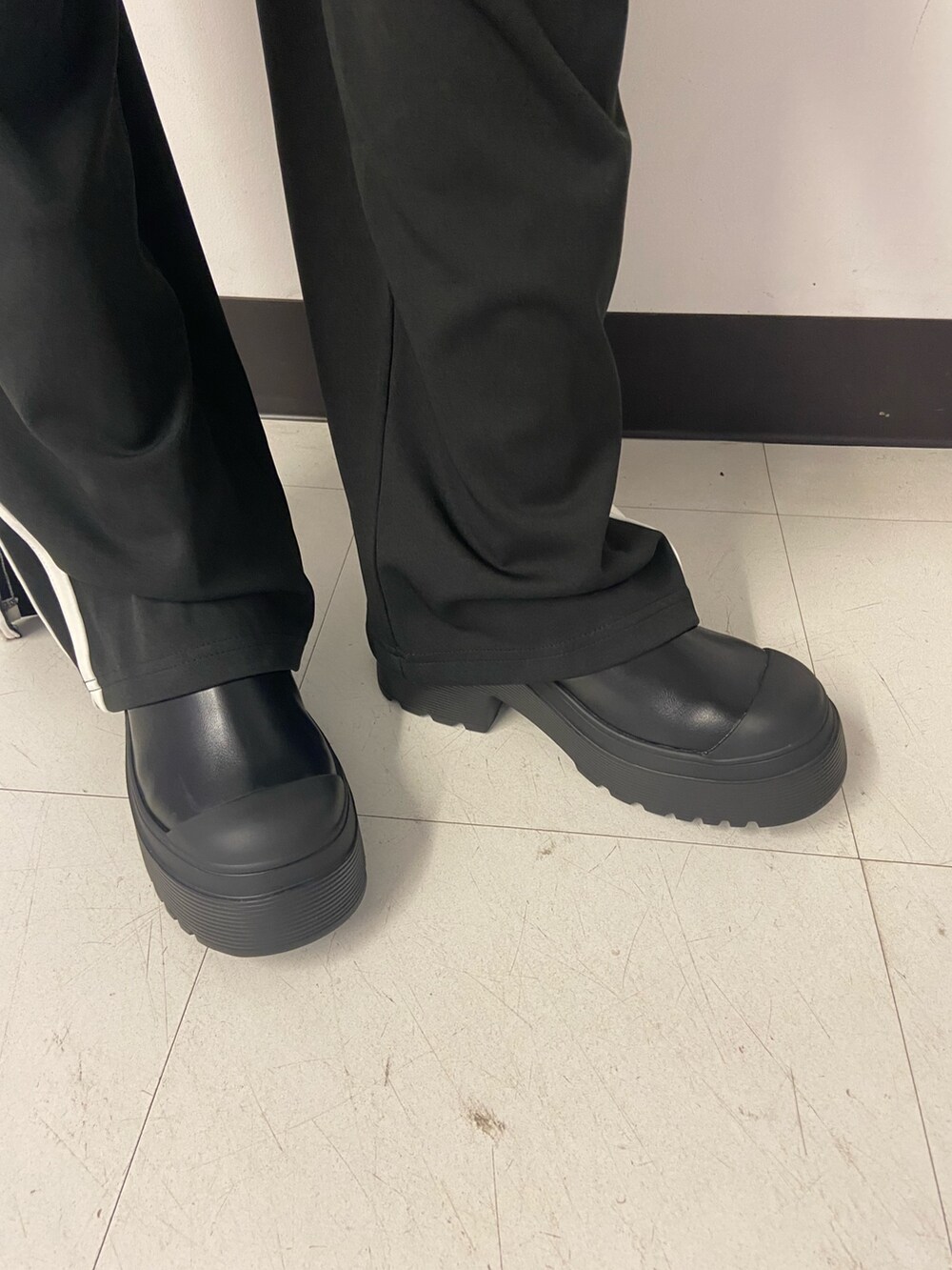 その他のタンクトップ、ブラック系のその他パンツ、ブラック系のブーツを着用したレディースの夏コーディネートの6枚目の写真