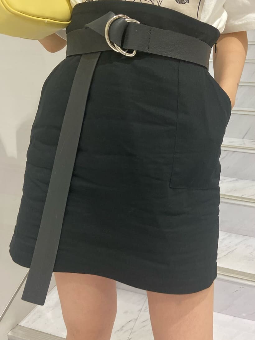 ホワイト系のタンクトップ、ブラック系のサンダル、ブラック系のスカートを着用したレディースの夏コーディネートの6枚目の写真