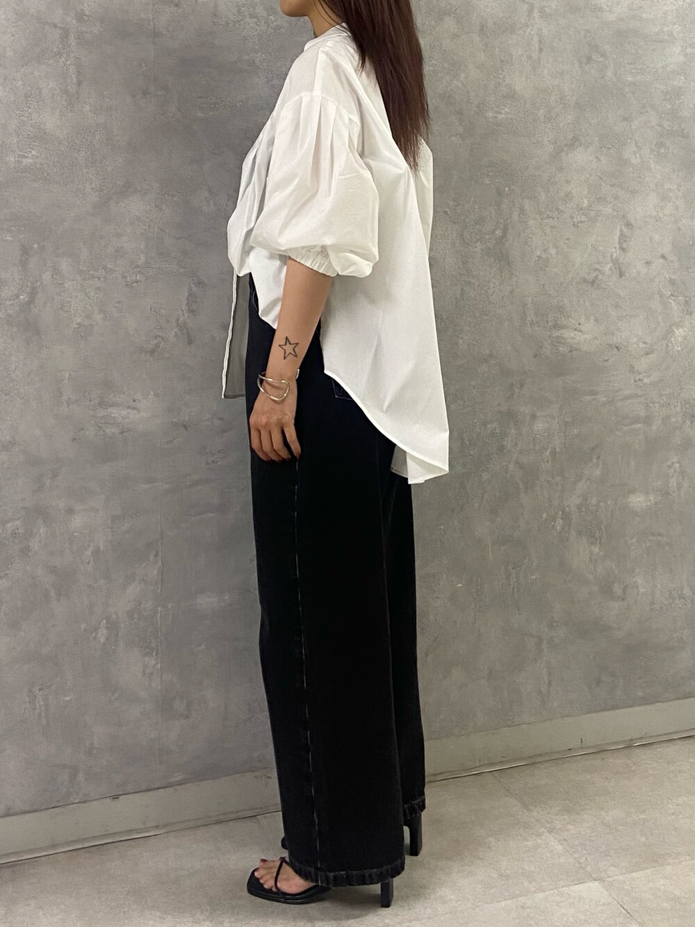 ホワイト系のシャツ/ブラウス、ブラック系のデニムパンツ、ブラック系のサンダルを着用したレディースの夏コーディネートの3枚目の写真