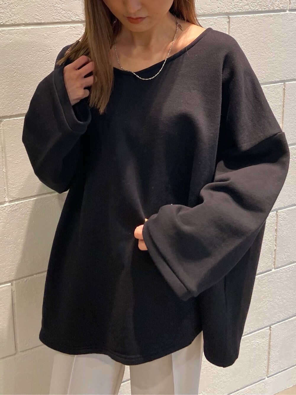 ホワイト系のその他パンツ、ブラック系のブーツ、ブラック系のTシャツ/カットソーを着用したレディースの春コーディネートの5枚目の写真