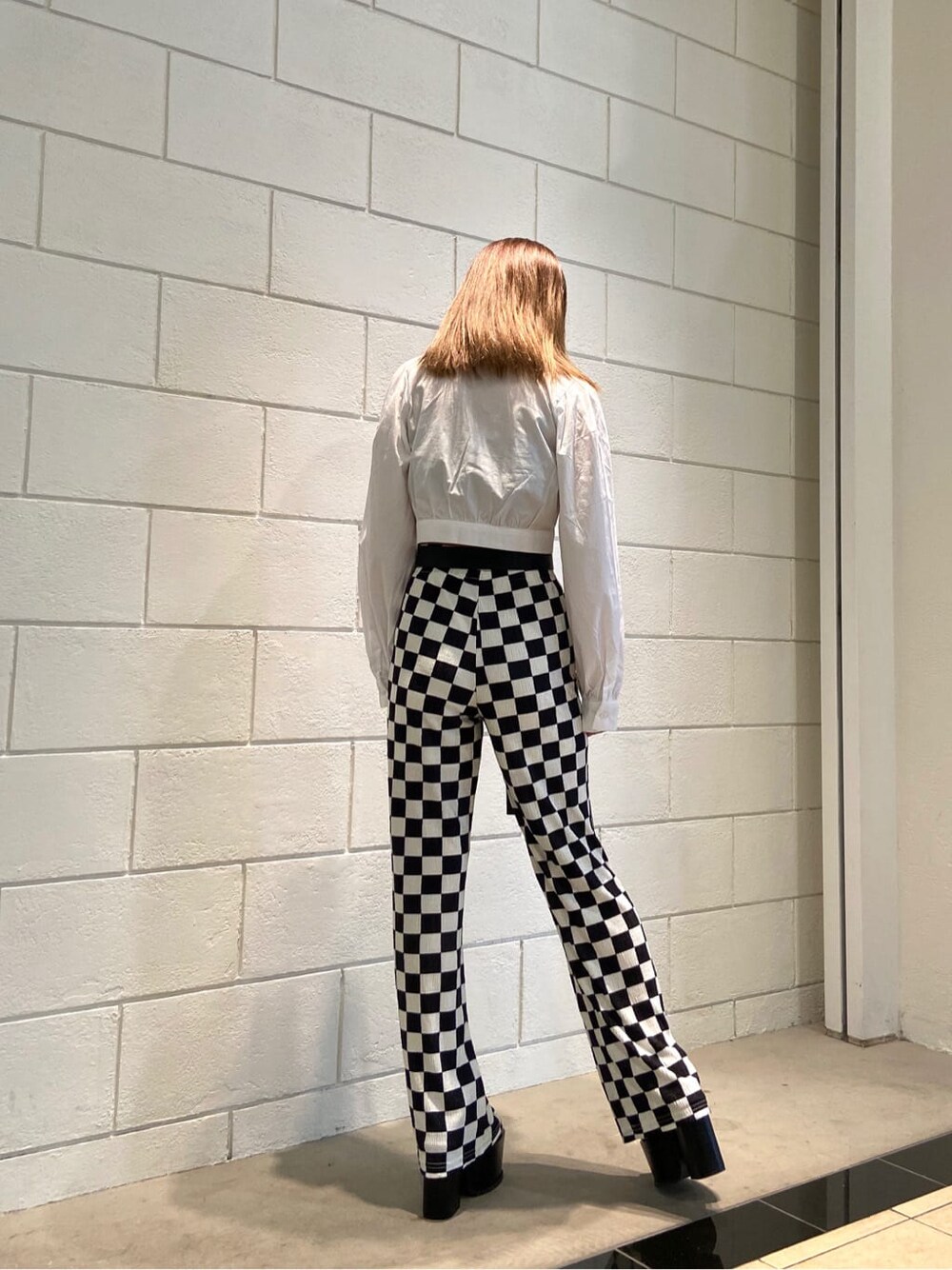 その他のその他パンツ、ブラック系のサンダル、ホワイト系のシャツ/ブラウスを着用したレディースの春コーディネートの3枚目の写真