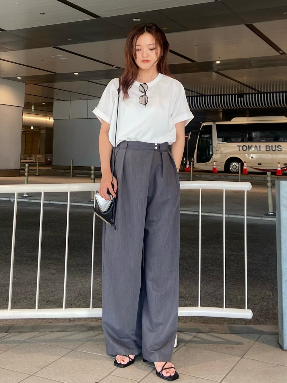 グレー系のその他パンツ、ブラック系のサンダル、ブラック系のショルダーバッグを着用したレディースの夏コーディネートの2枚目の写真