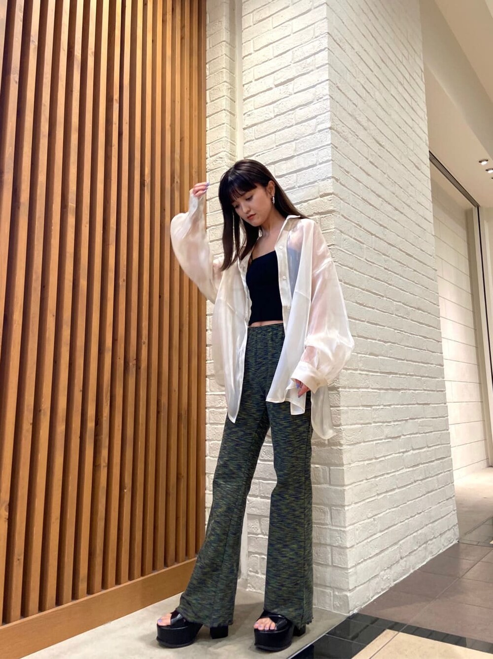 ブラック系のキャミソール、ホワイト系のシャツ/ブラウス、ブラック系のサンダルを着用したレディースの春コーディネートの2枚目の写真