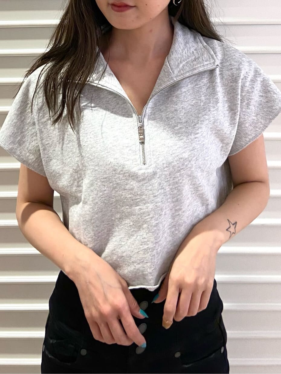 ブラック系のサンダル、ブラック系のデニムパンツ、グレー系のTシャツ/カットソーを着用したレディースの夏コーディネートの5枚目の写真