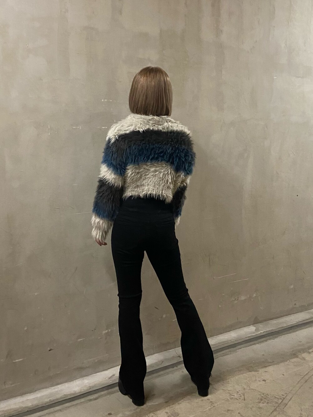 その他のニット/セーター、ブラック系のデニムパンツ、ブラック系のブーツを着用したレディースの秋コーディネートの3枚目の写真