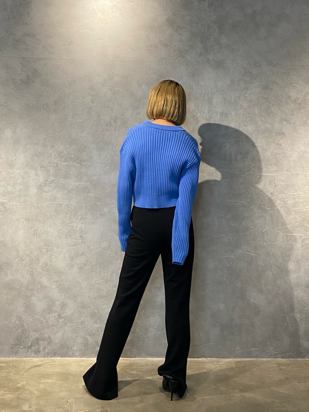 ブルー系のカーディガン/ボレロ、ブラック系のその他パンツ、ブラック系のパンプスを着用したレディースの冬コーディネートの3枚目の写真