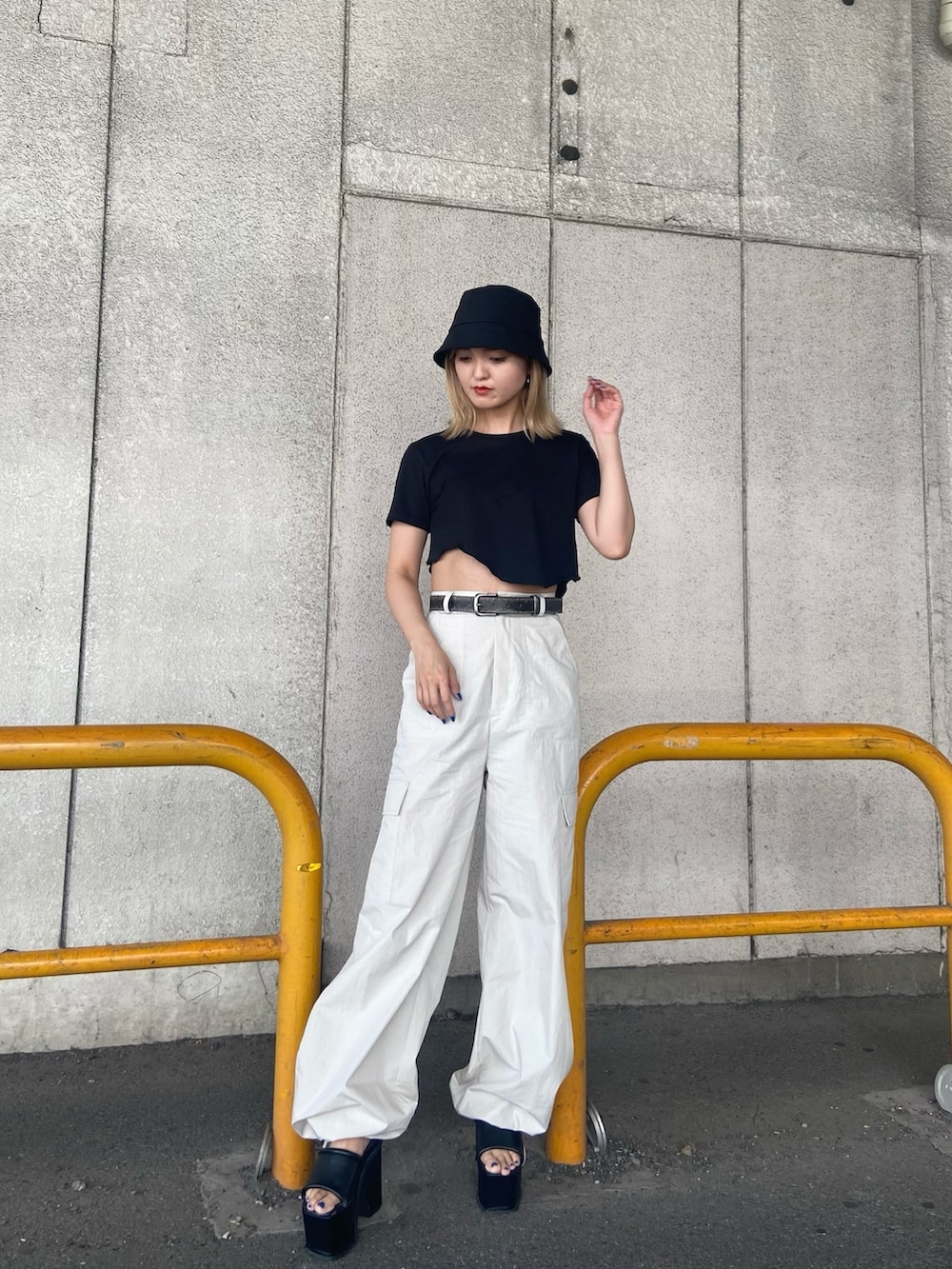ブラック系のTシャツ/カットソー、ホワイト系のカーゴパンツ、ブラック系のサンダルを着用したレディースの夏コーディネートの2枚目の写真