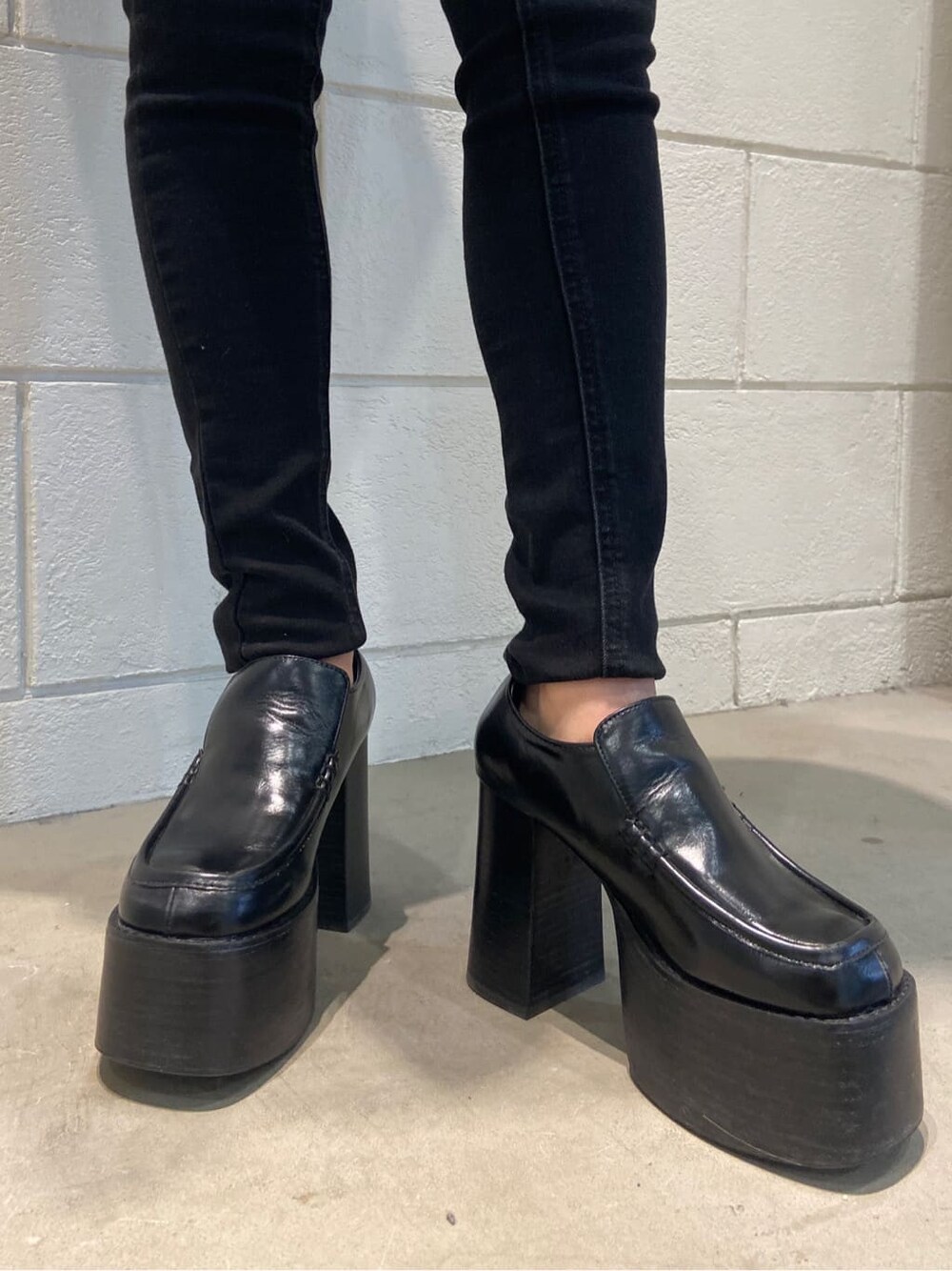 ブラック系のローファー、ブルー系のハンドバッグ、ブラック系のシャツ/ブラウスを着用したレディースの冬コーディネートの9枚目の写真