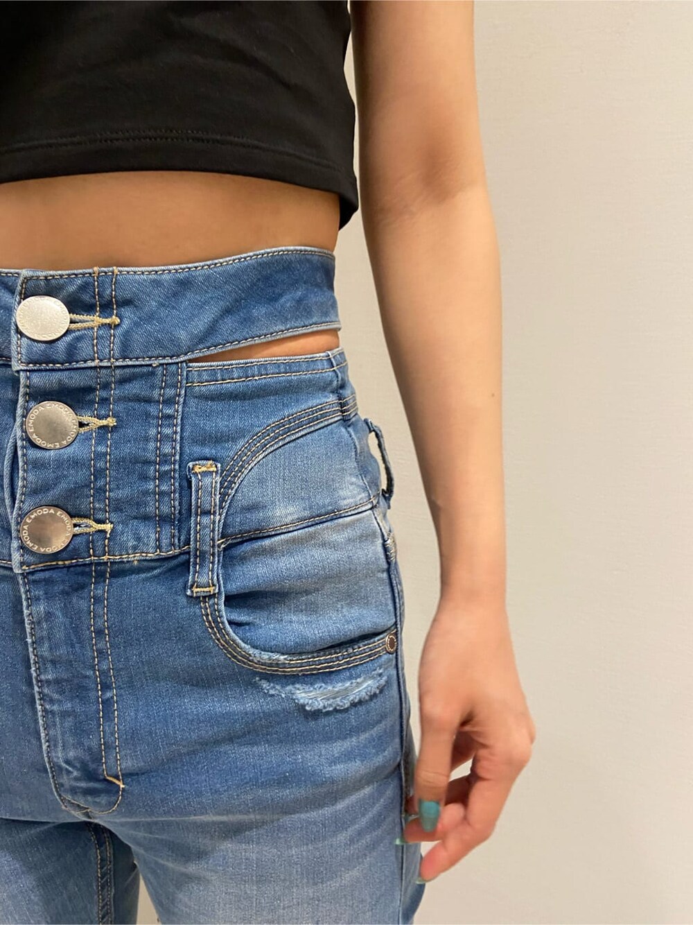 ブルー系のデニムパンツ、ブラック系のサンダル、ブラック系のTシャツ/カットソーを着用したレディースの夏コーディネートの6枚目の写真