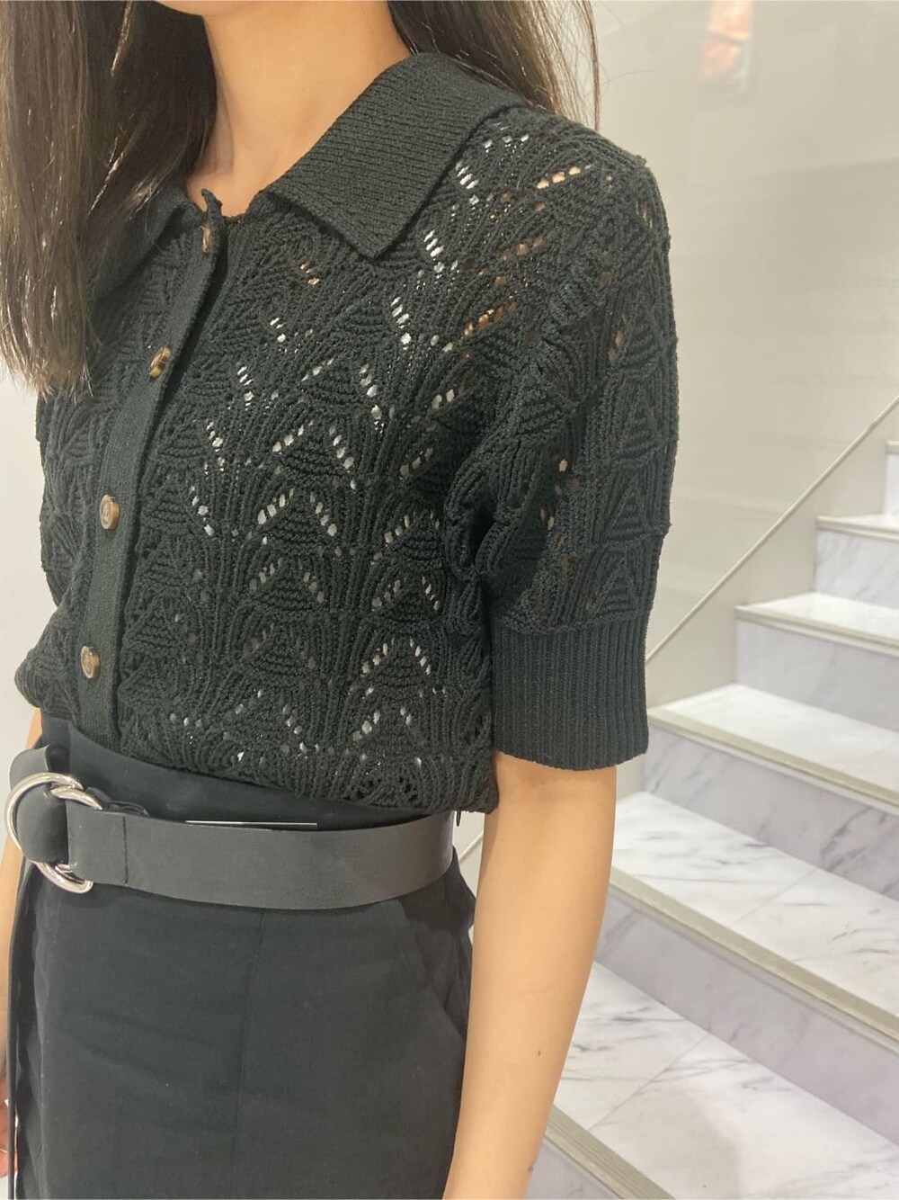 ブラック系のサンダル、ブラック系のニット/セーター、ブラック系のスカートを着用したレディースの夏コーディネートの5枚目の写真