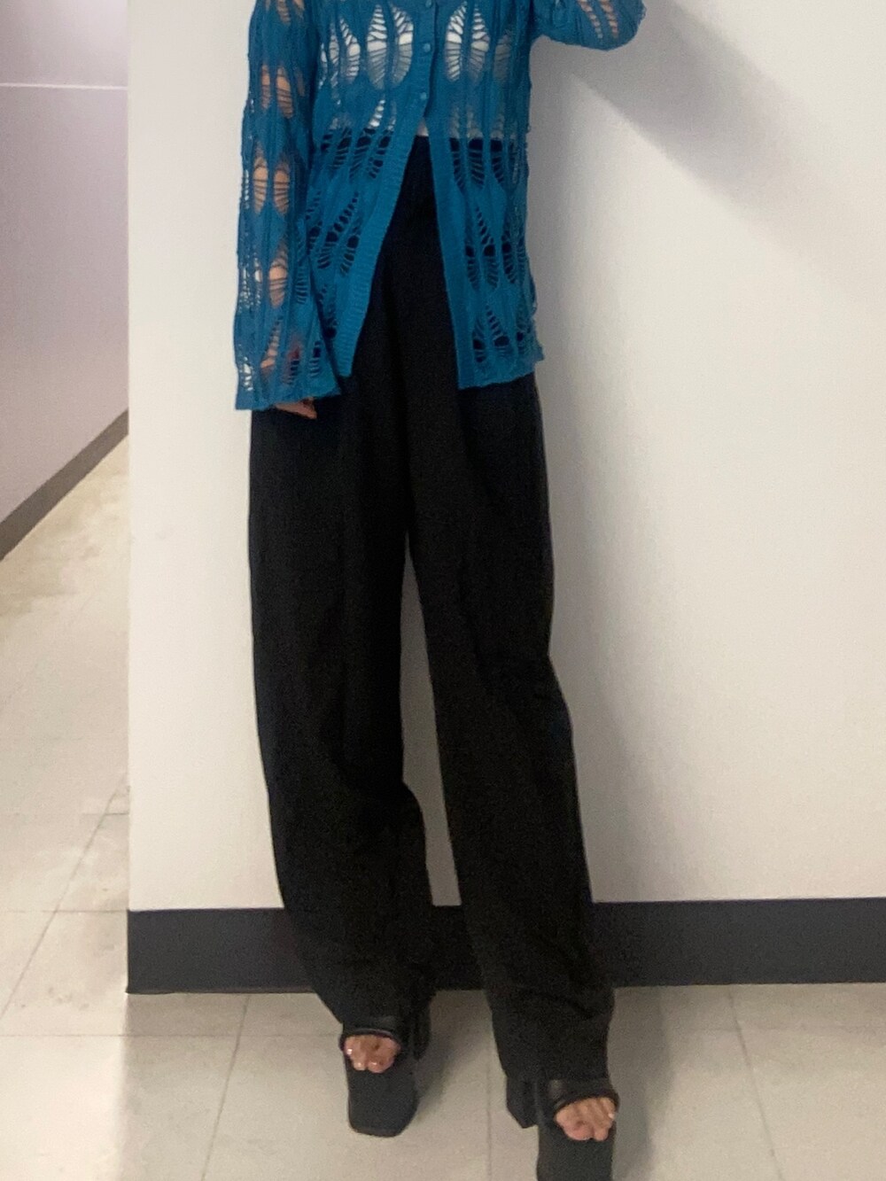 ブルー系のカーディガン/ボレロ、ホワイト系のニット/セーター、ブラック系のその他パンツを着用したレディースの春コーディネートの6枚目の写真